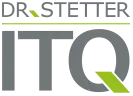Logo mit dem Schriftzug „Dr. Stetter ITQ“ in Grau und Grün, mit geometrischer, moderner Typografie und stilisierten grünen Linien auf einigen Buchstaben.