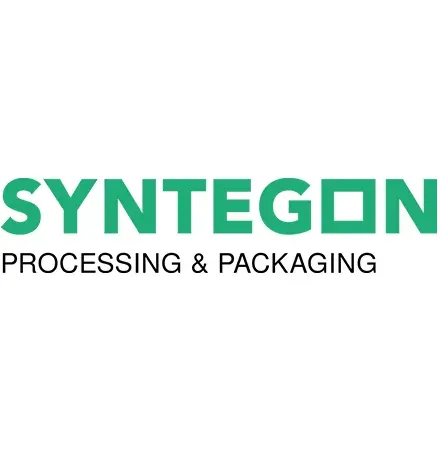 Das Syntegon-Logo zeigt den Firmennamen in Grün mit einem quadratischen Motiv im Buchstaben „O“ sowie darunter in Schwarz den Schriftzug „Processing & Packaging“.