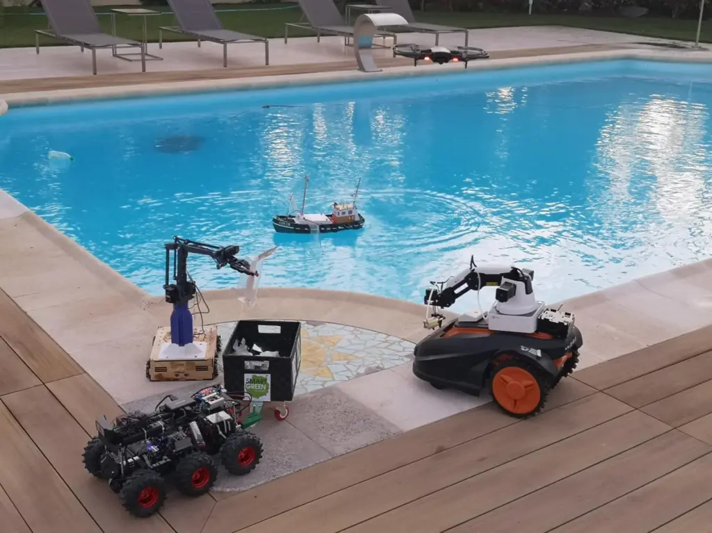 Drei Roboterfahrzeuge und ein kleines Boot befinden sich in der Nähe eines Swimmingpools im Hinterhof sowie direkt darin; ein Roboter hält einen Karton in der Hand, ein anderer hat einen Arm, und das Boot schwimmt im Wasser.